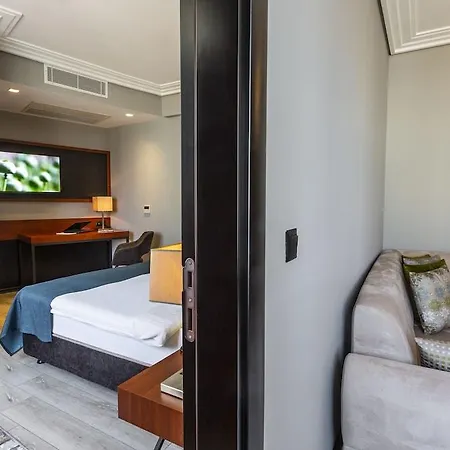 Grand Vaves Hotel 4*